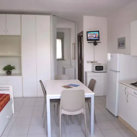 Apartments In Lignano Sabbiadoro 42765 アパート *